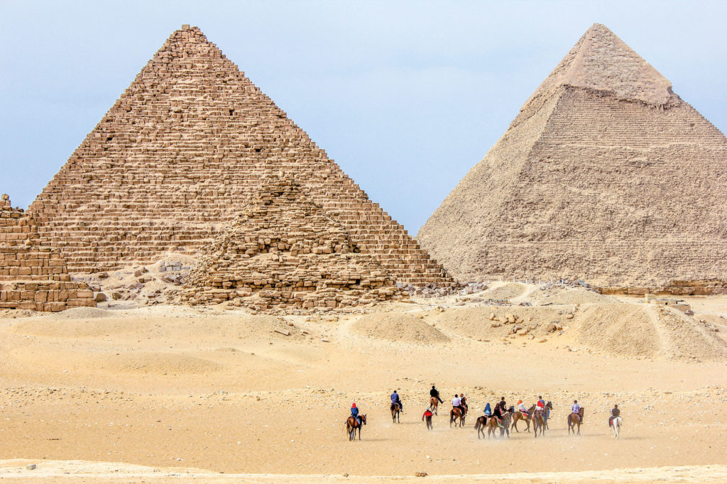 Pyramiden von Giza mit Reitern im Vordergrund