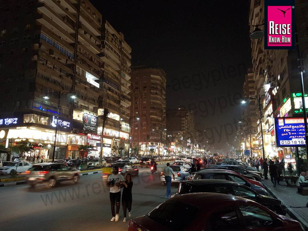 Straßenszene am Abend in Awel Abbas in Nasr City, Kairo