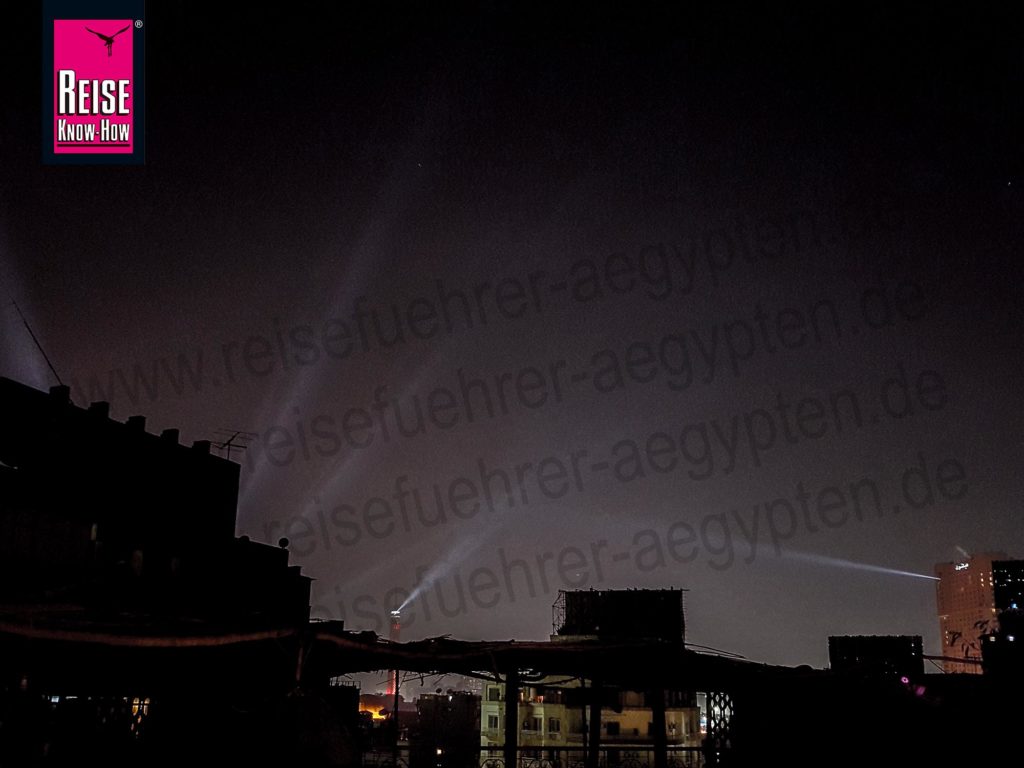 Laser am Nachthimmel über Downtown Kairo