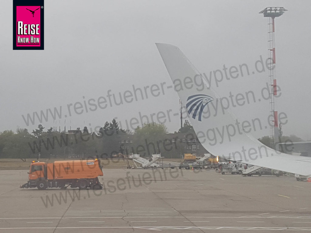 Flügel-Winglet von Egypt Air in grauem Winterwetter