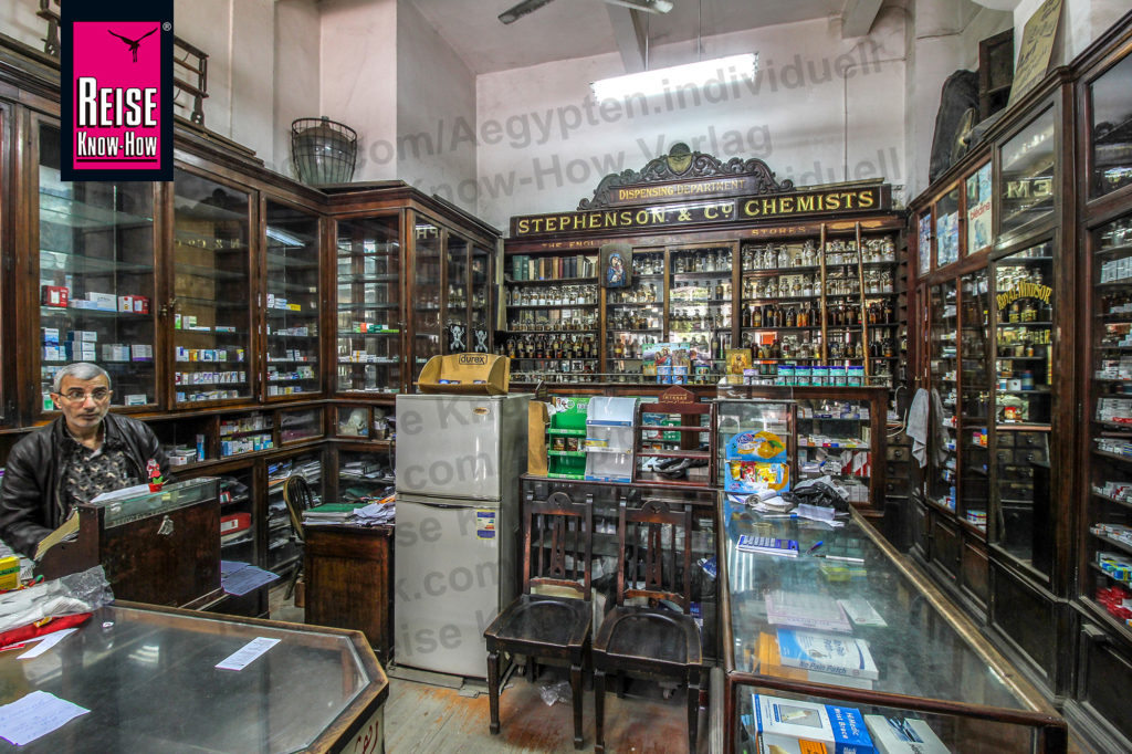 Weitgehend original erhaltener Verkaufsraum von Stephenson's Apotheke in Downtown Kairo