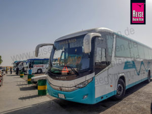 Fernbus der Firma "Upper Egypt" parkt vor einer Raststätte