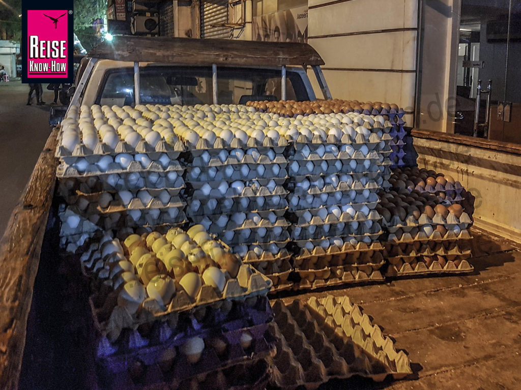 Transporter mit Eier-Paletten in Kairo Downtown