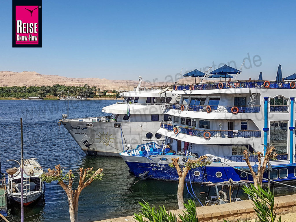 Nilkreuzfahrtschiffe liegen vertäut am Ufer in Luxor