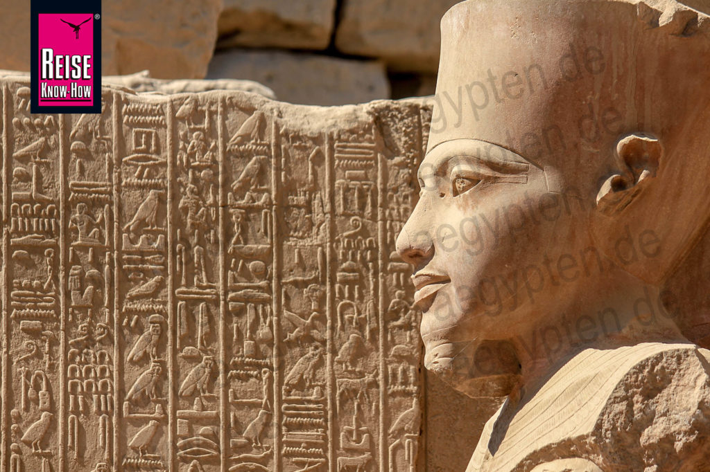 Statue des Gottes Amun im Tempel von Karnak in Luxor