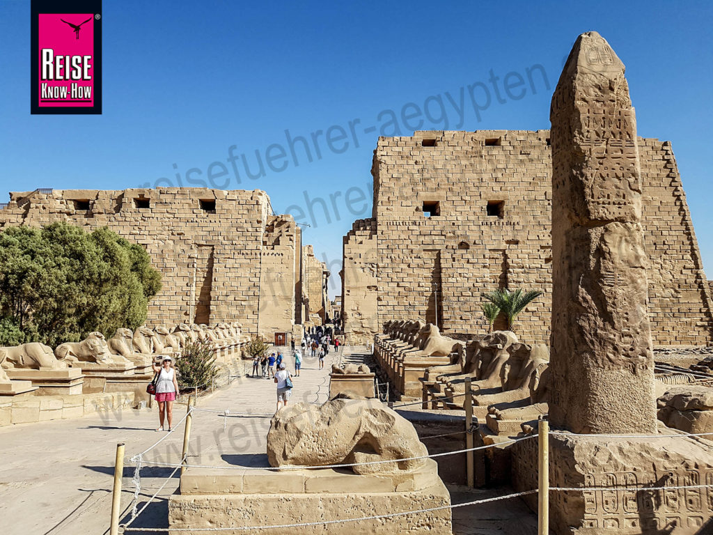 Blick auf den ersten Pylon des Tempels von Karnak in Luxor