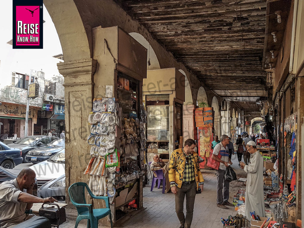 Shopping unter alten Arkaden in der Klot Bek-Straße von Kairo