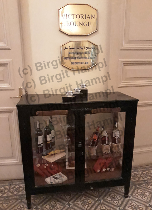 Eine alte Ausgabe von "Ägypten individuell" liegt in einer Vitrine des Winter Palace Hotels