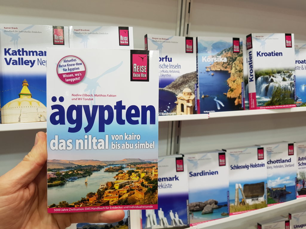 Niltalführer vor Regal mit Reise Know-How-Reiseführern auf der Leipziger Buchmesse
