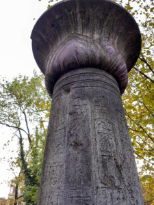 Sandsteinsäule vom Grab des Ägyptologen Spohn