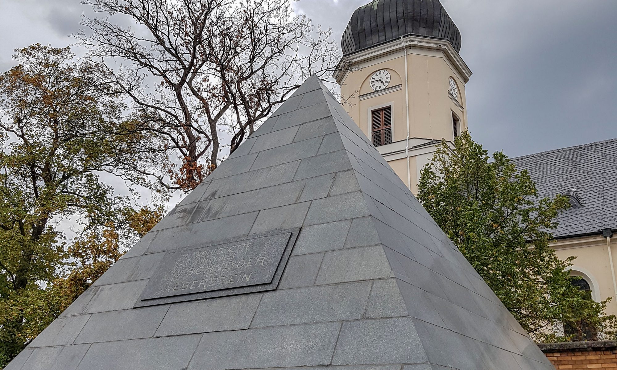 Grabpyramide vor der ev. Gedächstniskirche in Leipzig-Schönefeld